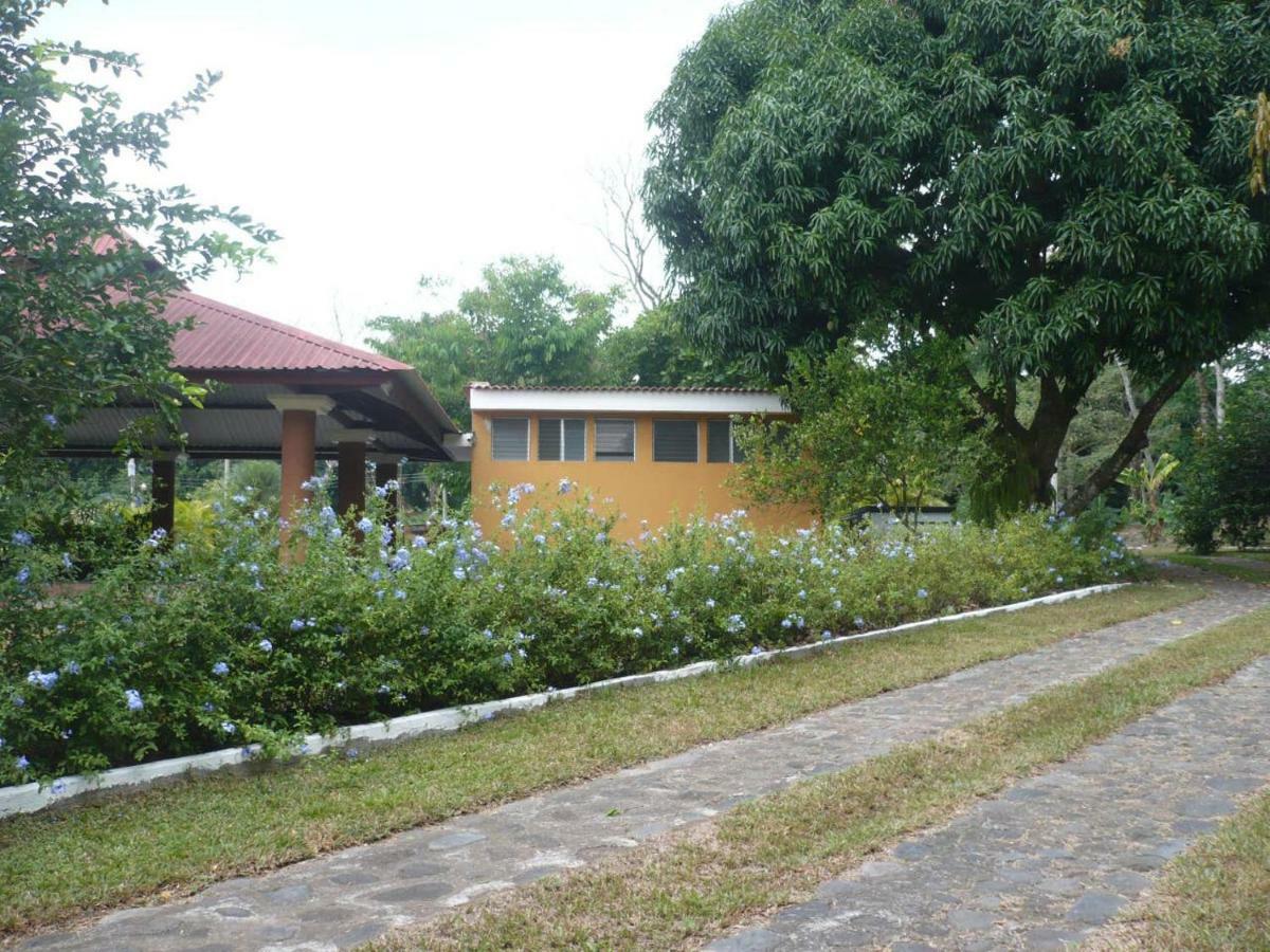 Casa Veronica A 2 Kilometros Del Irtra Retalhuleu Exterior photo